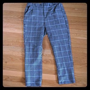 Ankle length, black + white print pants. Size L